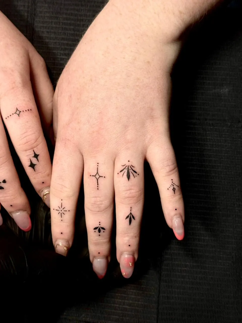 Tattoo: Ornaments, fingers